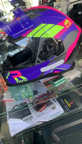 Capacete com óculos escuro