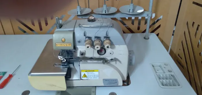 Maquina de costura overloque industrial singer 321C-131M-04