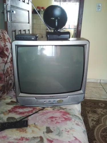 Tv usada bom estado com conversor e antena