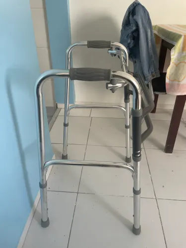 Vendo um andador de adultos semi novo