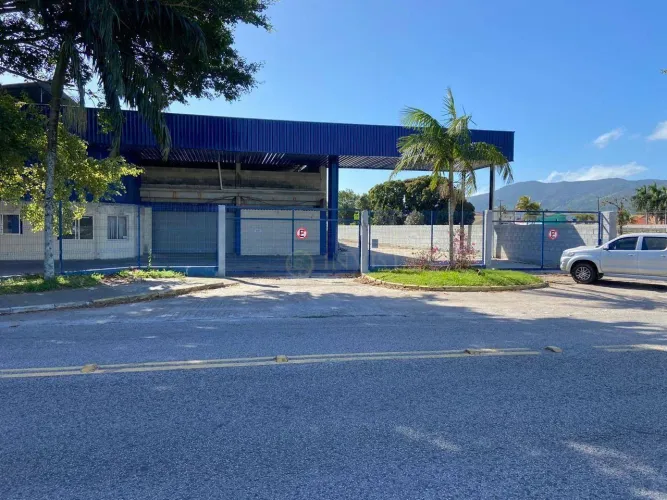 Galpão Comercial para Alugar no bairro Carianos, em Florianópolis.