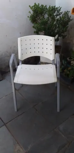 cadeira plastica com braços branca