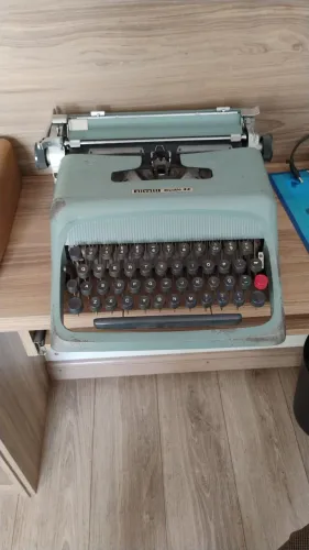 Máquina escrever Olivetti Studio 44 funcionando