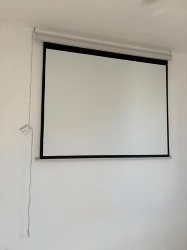 Tela de projeção automatizada