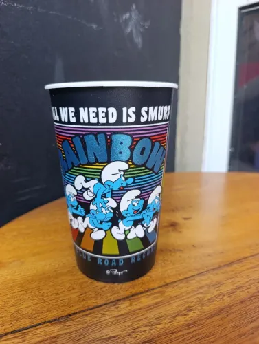 COPO PROMOCIONAL SMURFS ALL WE NEED IS SMURF REI DO MATE BLUE ROAD RECORD. PEYO