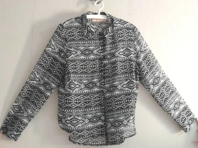 01 Camisa Social Cinza de Manga Longa (Nº 44) - R$ 30
