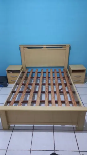 Cama Casal 138x188 com 2 Criados-Mudos - Boa Conservação