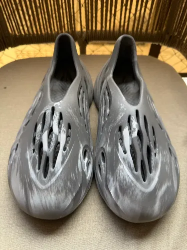 Chinelo adidas Yeeze