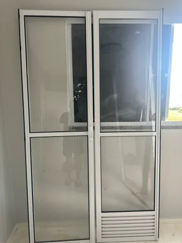 Vendo uma porta de cozinha totalmente perfeita para uso