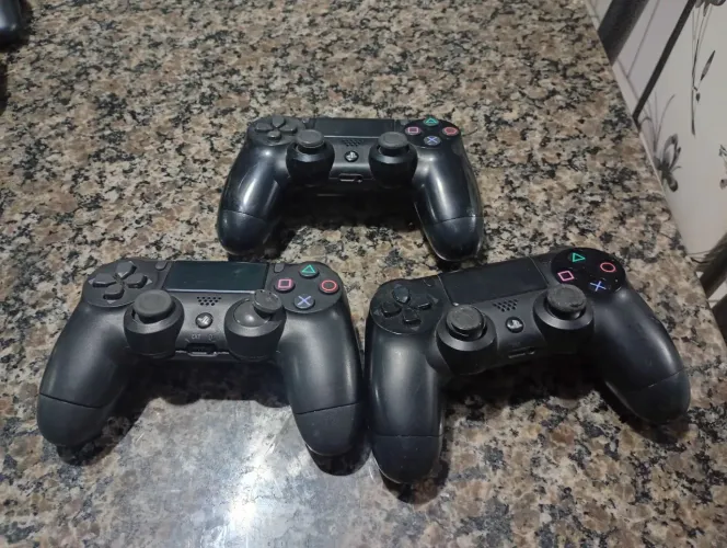 Controles com defeitos pra manutenção, tirar peças usar carcaça e etc