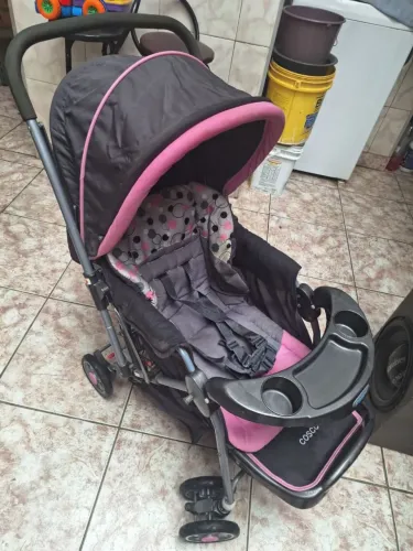 Carrinho de Bebê com Bebê conforto Cosco Rosa