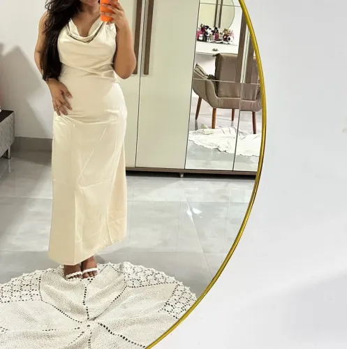 Vestido Midi Off-White com Decote Drapeado Elegante