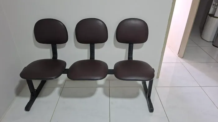 Longarinas de 3 lugares em couro