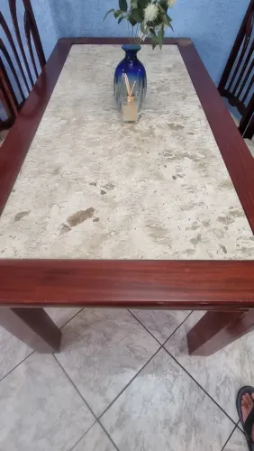 Mesa de sala de jantar com 8 cadeiras e pedra de mármore a retirar