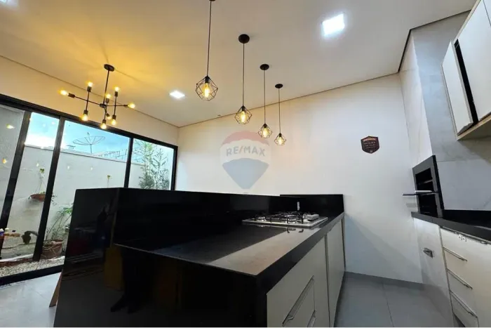 Casa à venda com 3 DORMITÓRIOS E ÁREA GOURMET no Condomínio Residencial Villa Flora.