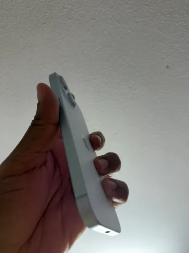 iPhone 15 praticamente novo