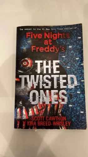 Livro Five Nights at Freddy's The Twisted Ones (Inglês)