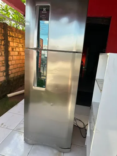 GELADEIRA ELETROLUX FROST FREE GELO SECO USADA COM MARCAS DE USO PORÉM GELANDO