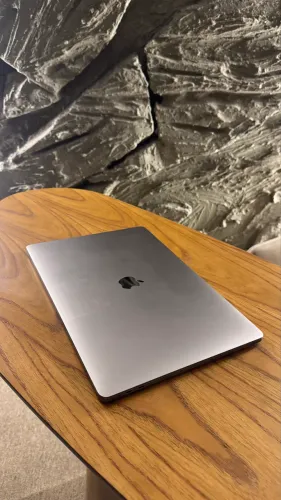 MacBook Pro 2019 i7 1TB 16GB