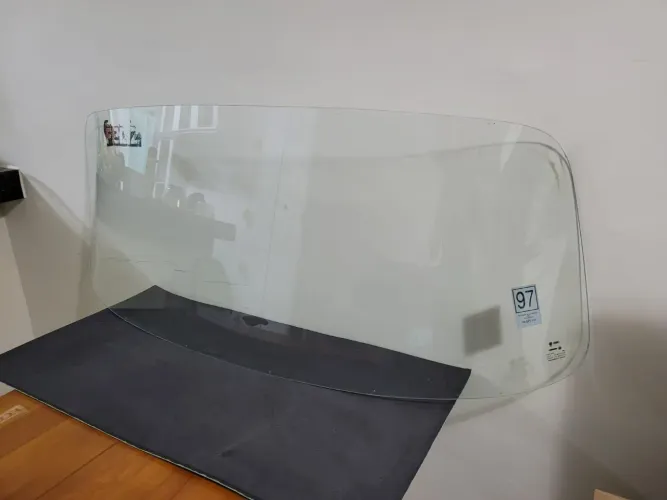 Vendo parabrisa dianteiro, traseiro e  vidros laterais traseiros  de Kombi teto baixo.