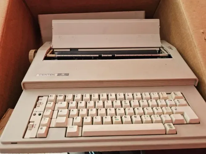 Máq. escrever Portátil - Gentek 20 Silver Reed