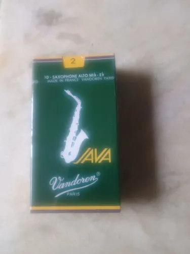 Uma caixa com 10 unidades de palhetas vandoren para saxofone alto preço baixo 250