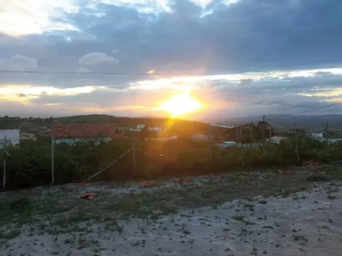 VENDO OU TROCO UM TERRENO EM GRAVATÁ COM KITNET DENTRO