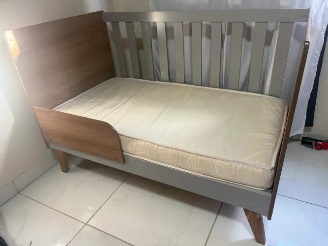 Berço infantil que vira cama 
