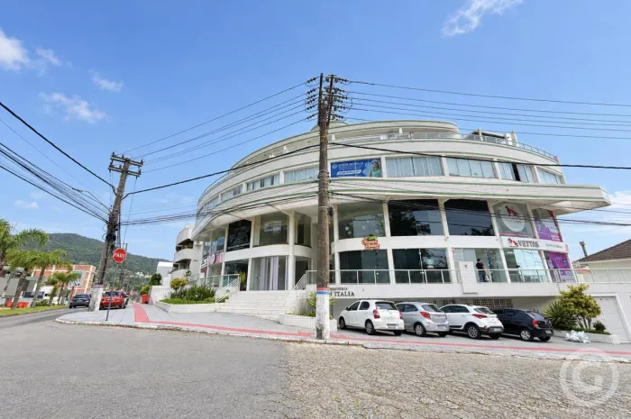 Loja com mezanino em condomínio comercial no Córrego Grande