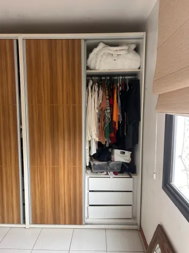 Guarda Roupa Solteiro. (Apenas a metade que esta aberta que esta a venda)