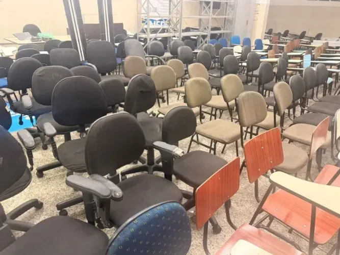 Lote todo - Cadeiras, mesas, prateleiras, armários de escola, escritório.