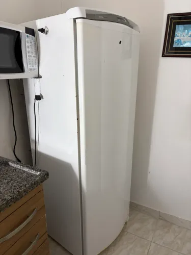 Geladeira, microondas, TV e rack, guarda roupas