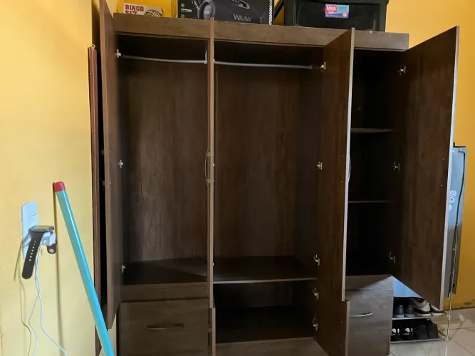 Vendo Guarda Roupas Usado