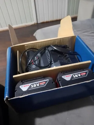 Vendo 1 carregador e 2 baterias de 4 ah