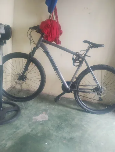 Pra hoje 10/02.Vendo bicicleta aro 29 quadro tamanho 21 semi nova com documento 