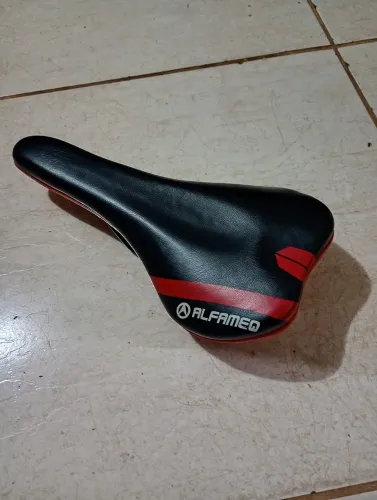 Selim Banco de Bicicleta Alfameq Preto e Vermelho (MTB / Passeio)