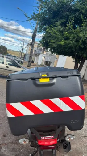 Baú 140L com suporte da Bros 160.
