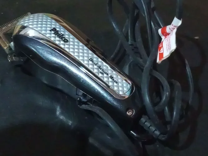 Vendo Máquina de cortar cabelo.