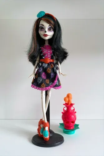 Monster High Skelita Art Class
