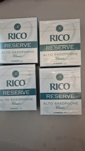 Caixa de palhetas rico reserve sax alto, com 10 palhetas numero 3