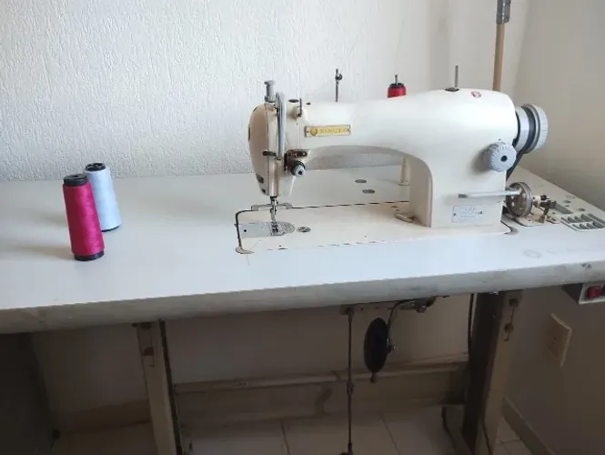 Máquina de Costura Industrial Singer - Completa com Mesa e Motor