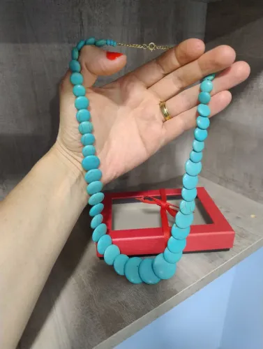 Colar turquesa azul antigo.