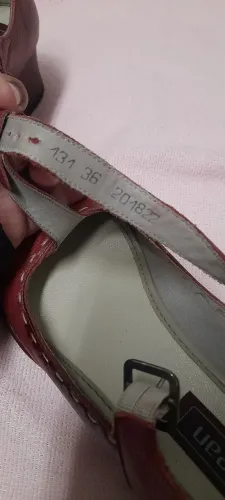 Sapato de boneca em couro vermelho J.gean 