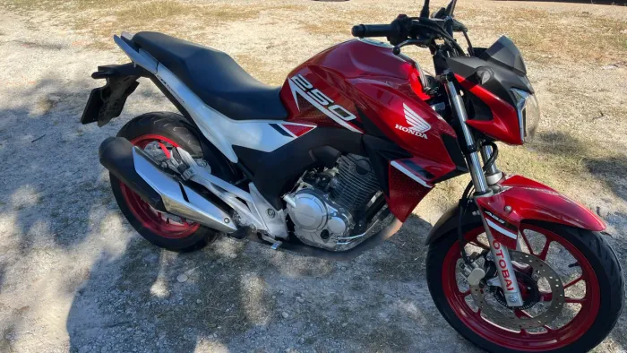 Vendo moto Twister 250 nova