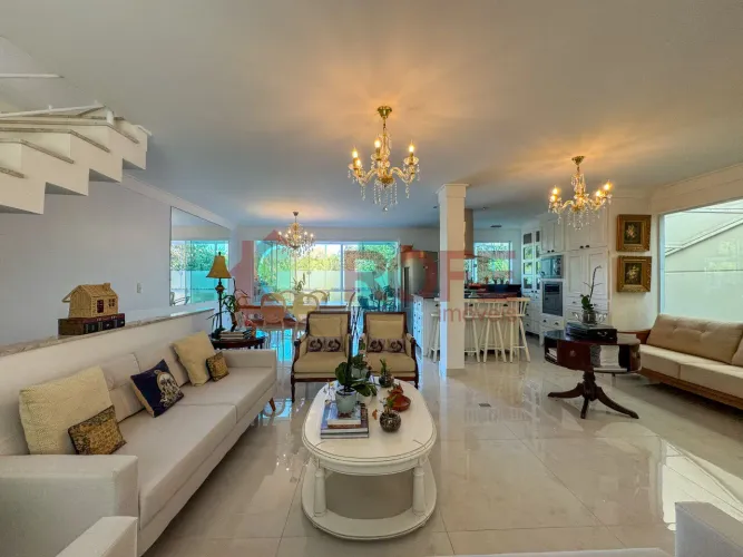Casa à venda ou locação em condomínio fechado no Campo Belo. Com 270m²
