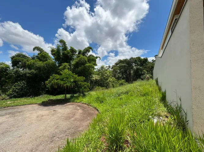 Terreno com topografia leve, 432 m² e projeto aprovado para venda