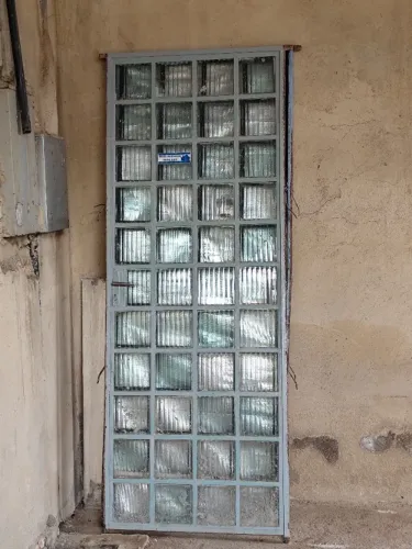 Porta de ferro usado, vidro quebrado.medidas 210x0,80