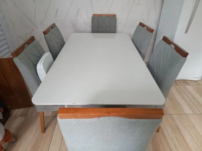 Mesa de 6 lugares tampo de vidro e cadeiras de linho  