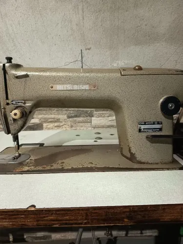 Máquina de costura reta industrial