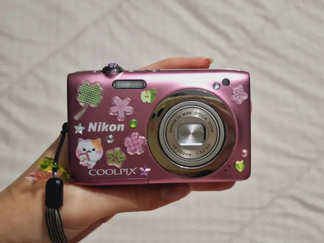 Câmera digital rosa Nikon Coolpix 